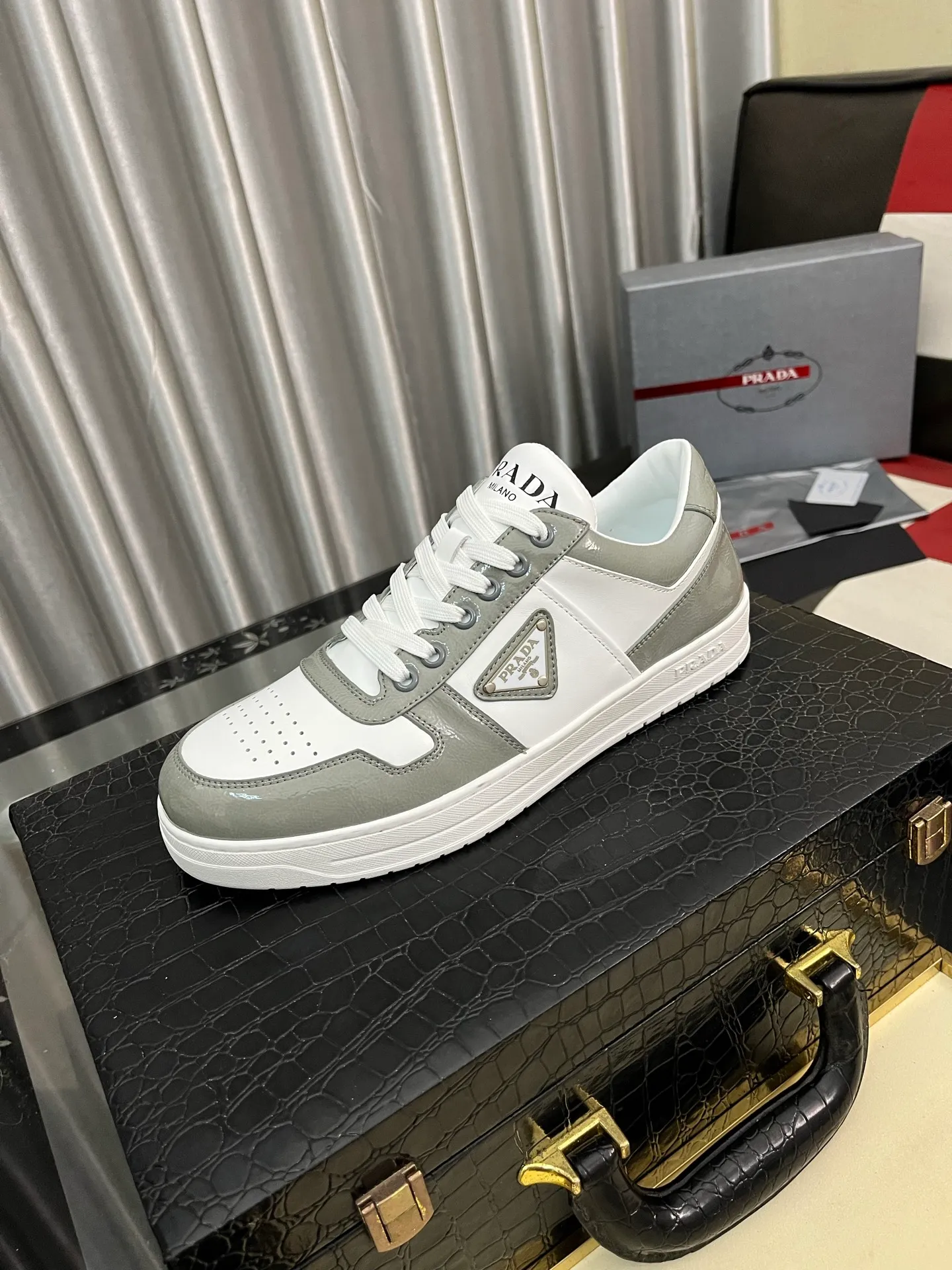 Men's shoes 💰560⌚️⌚️【PRADA】Prada - high-end quality original order 🔍🔍🔍 casual sports shoes - upper: 🔝 Nappa calfskin, brand high satin hollow canvas, shoe body sewn brand metal fasteners, tongue injection molded brand logo - lining: water-dyed cowhide - outsole: ultra-light TPU foam rubber; two-color molded outsole -Ultra-high quality control and fine workmanship: highlighted (high-end, extravagance, and class) -Size: 38-444️⃣colors available
